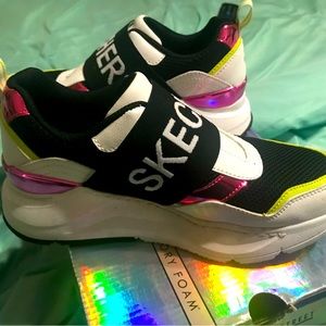 Sketchers tennis shoes size 5 woman or youth